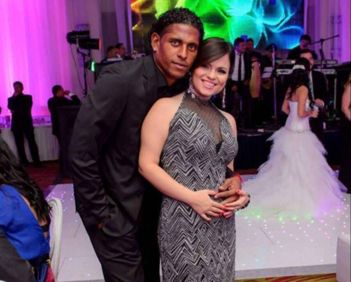 Una de las parejas más estables y admiradas en Honduras, les presentamos a Carlo Costly y su esposa Karen Torres.
