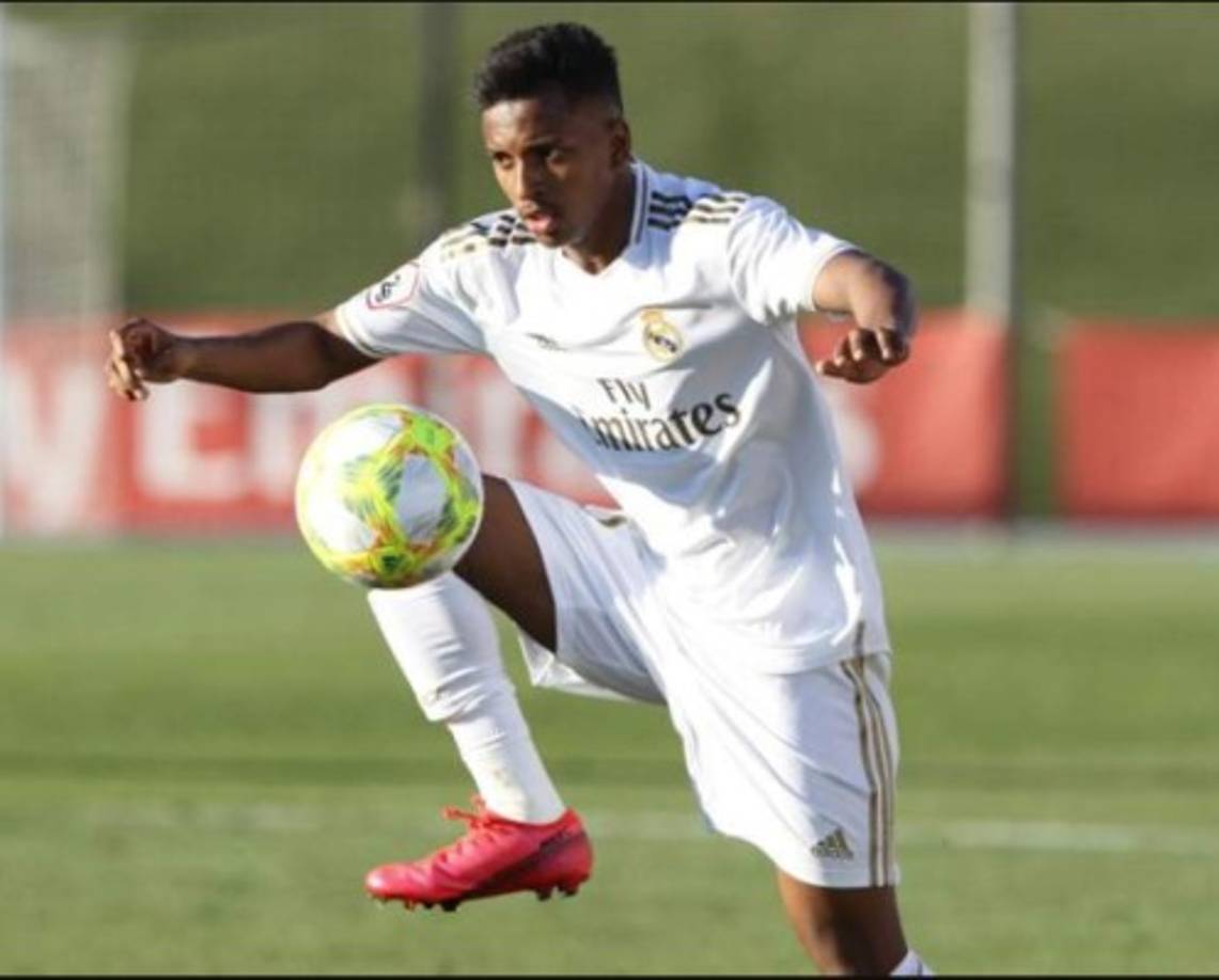 Rodrygo en sus primeros partidos demostró que es un crack, pero sus últimos encuentros ha mostrado un nivel bajo, lo que provocó que no fuera convocado para la Champions. El club se plantea la salida del joven de 18 para que termine de explotar su nivel.