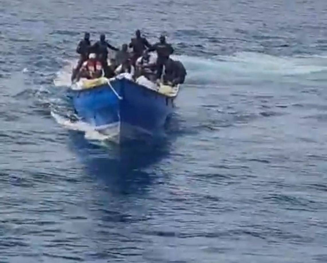 Según la versión oficial, a raíz de una alerta sobre una embarcación transportando droga, una unidad especial marítima de las Fuerzas Armadas hizo contacto con la lancha “tipo Go Fast” (rápida) al oeste del banco de pesca Rosalinda”, jurisdicción del departamento de Gracias a Dios, fronterizo con Nicaragua.