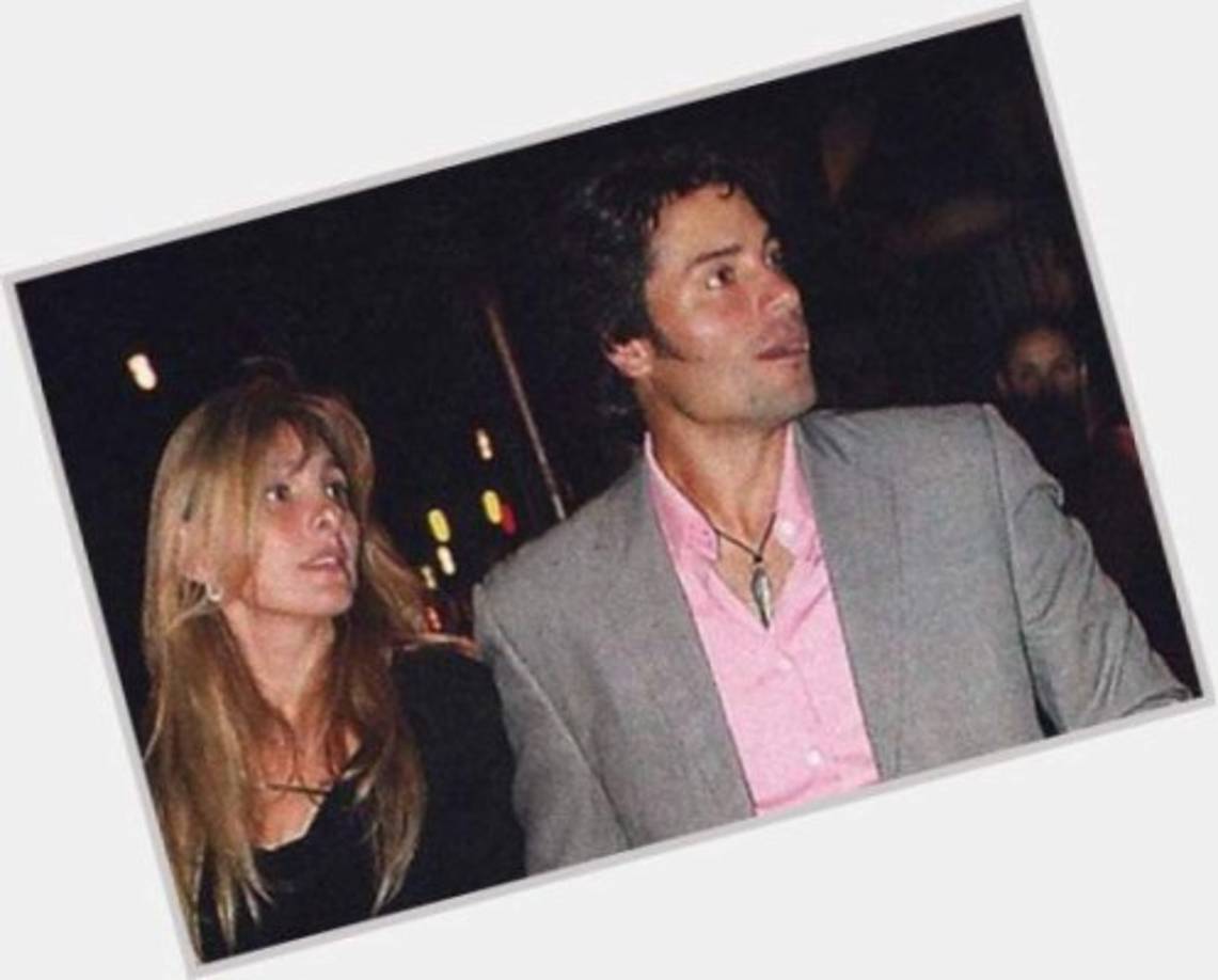 La pareja ha sido extremadamente reservada desde que se casaron.<br/>En 1992 contrajeron nupcias, pero fue hasta 1997 que los fans de Chayanne se enteraron de su boda.