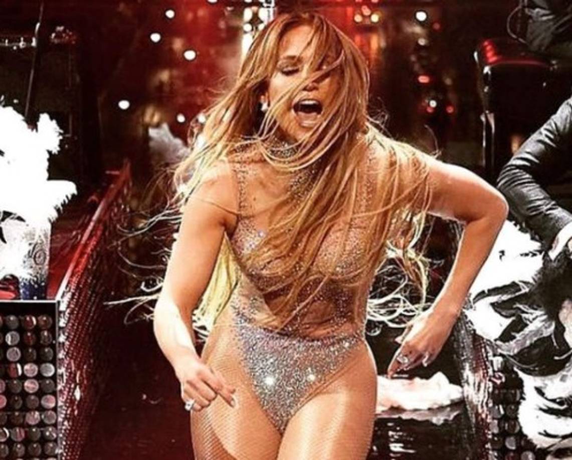 Jennifer López es siempre tema de conversación en las redes sociales por su forma sensual de vestir.