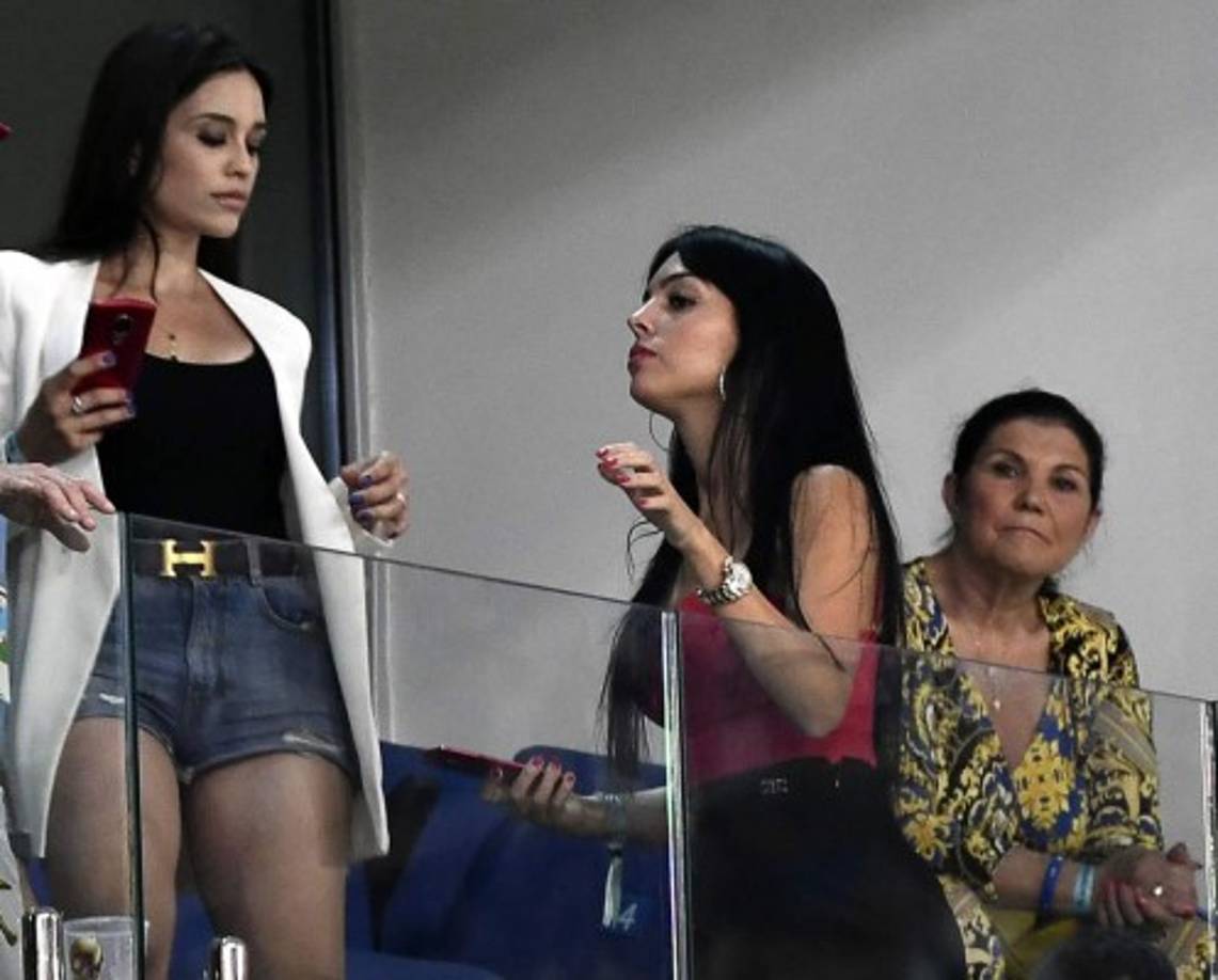 Georgina Rodríguez estuvo acompañada por Clarice Alves, esposa del brasileño Marcelo, compañero de Cristiano Ronaldo en el Real Madrid.