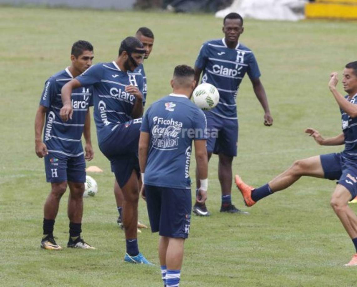 Eddie Hernández ha demostrado el deseo de estar con la H Y está utilizando una máscara de protección tras la lesión que sufrió hace unas semanas atrás.