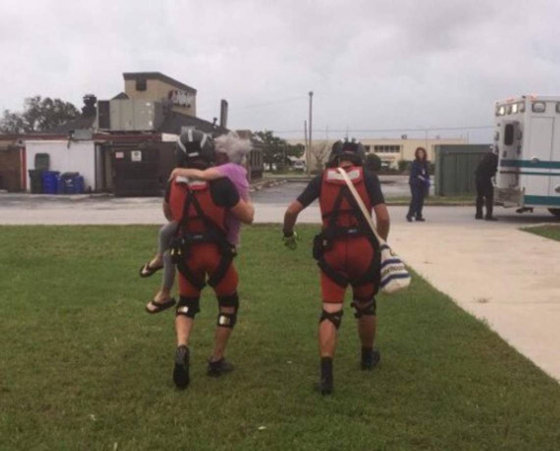 El presidente Donald Trump agradeció a 'los rescatistas y fuerzas del orden que trabajan muy duro' para ayudar a la población.