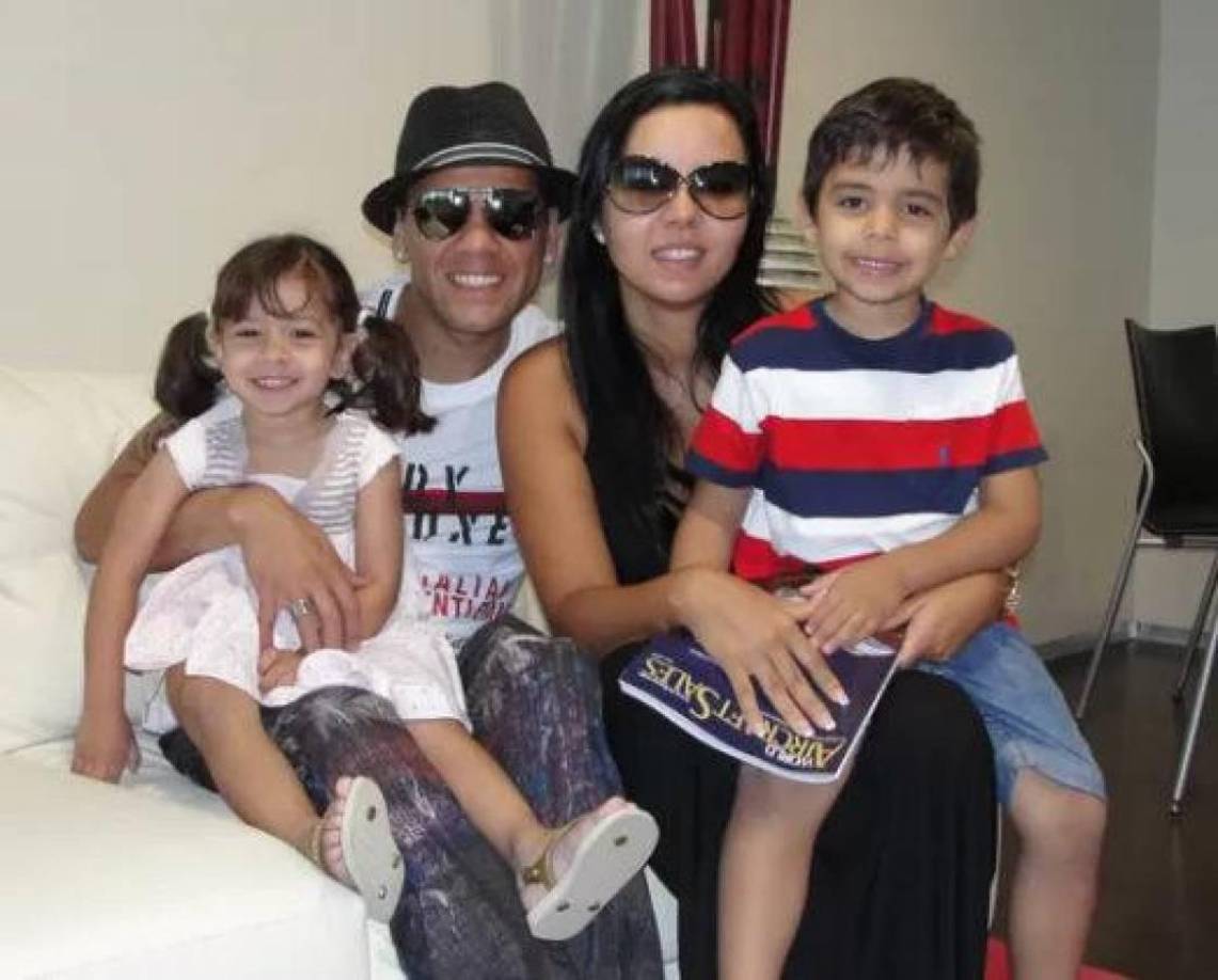 Al ser cuestionada por sus hijos Daniel (16 años) y Victoria (15 años) respondió: “Ellos lo viven mal porque no pueden ver a Dani. Estamos programando el viaje para ir a España. Iremos para verlo si sale. Al mismo tiempo, visitaremos colegios porque nos mudaremos a Barcelona”.