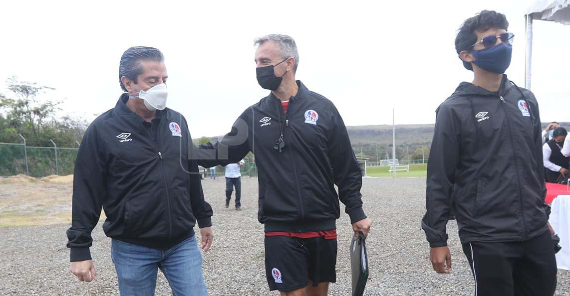 Momento en donde Pablo Lavallén saluda a Juan Carlos Espinoza, entrenador que estará a cargo del Olimpia en el juego ante Real Sociedad.