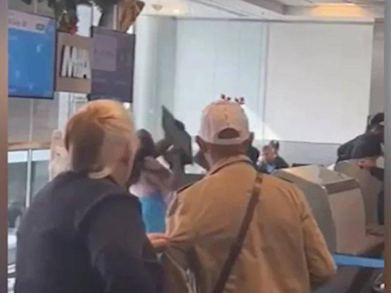 La mujer fue detenida y acusada de tres cargos tras agredir a un agente de una aerolínea estadounidense.