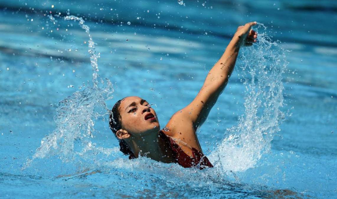 Según su entrenadora, Andrea Fuentes, la joven atleta de 25 años no estaba respirando y se hundió tras completar la final femenina de natación artística libre en solitario.