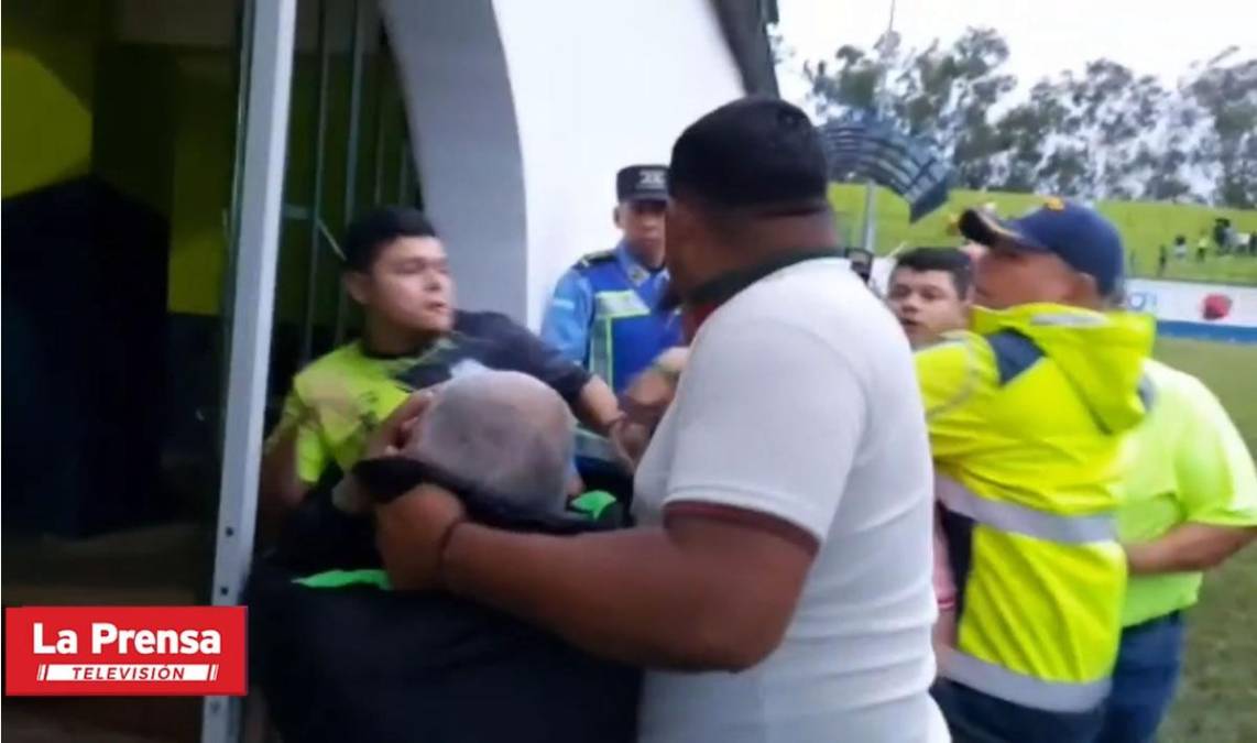 El preparador físico del Marathón, Flavio Chagas, quiso intervenir, pero recibió un tremendo golpe de un jovencito con camiseta del Olancho y quien es un presunto familiar del presidente Samuel García.