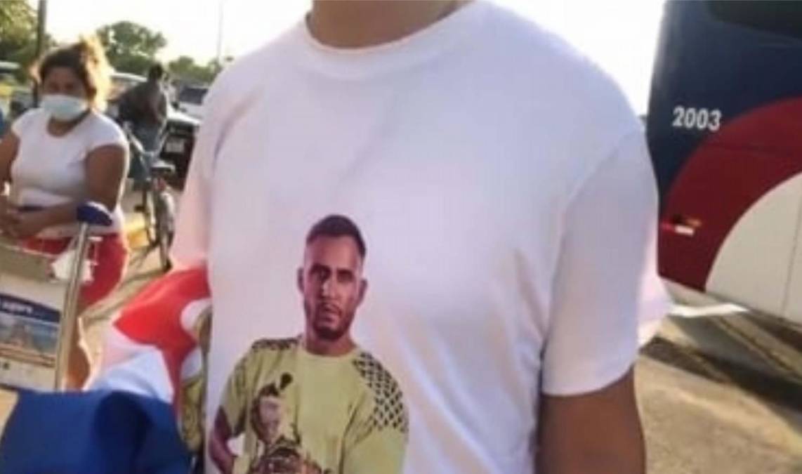 Un joven hondureño sorprendió al Keylor Navas ya que viajó seis horas para verlo en San Pedro Sula y se presentó con una camisa blanca en la que llevaba impresa una foto del portero tico.