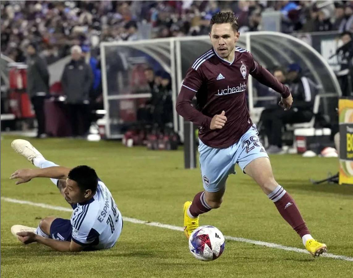 Roger Espinoza en el suelo tras ser superado por Sam Nicholson del Colorado Rapids.
