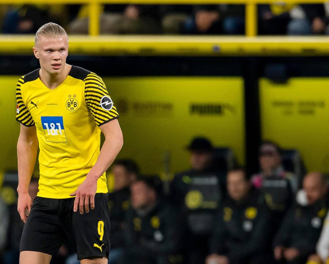 El Real Madrid dará esta semana el pase definitivo para intentar fichar a la estrella noruega Erling Halaand, con el que ya tendría un principio de acuerdo tras una reunión en Mónaco en febrero. Diario Marca adelanta que el conjunto español tiene preparado 350 millones de euros para cerrar la operación, siendo 130 de para cerrar el fichaje y el resto en variables junto a los seis años de contrato que tendrá el crack de 21 años.