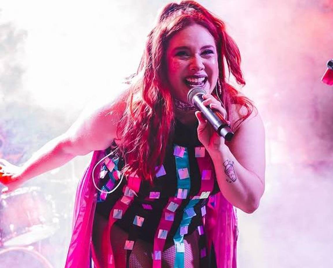 <b>LAURA FERNÁNDEZ</b>Fue en 2019 cuando “Lorie”, como le llaman cariñosamente, conoció a un grupo de personas con las que formó el grupo Ella Rockwell, famosos por interpretar grandes clásicos del rock, pop y disco. La voz principal de Ella Rockwell descubrió su pasión por la música desde joven y, aunque estudió Comunicaciones y Producción de Televisión y Cine, y tiene una maestría en Marketing Creativo, es su trabajo como cantante lo que la llena logrando cautivar a muchos con su voz imponente y su energía en la tarima.Sígala en redes sociales: @ellarockwellmusic