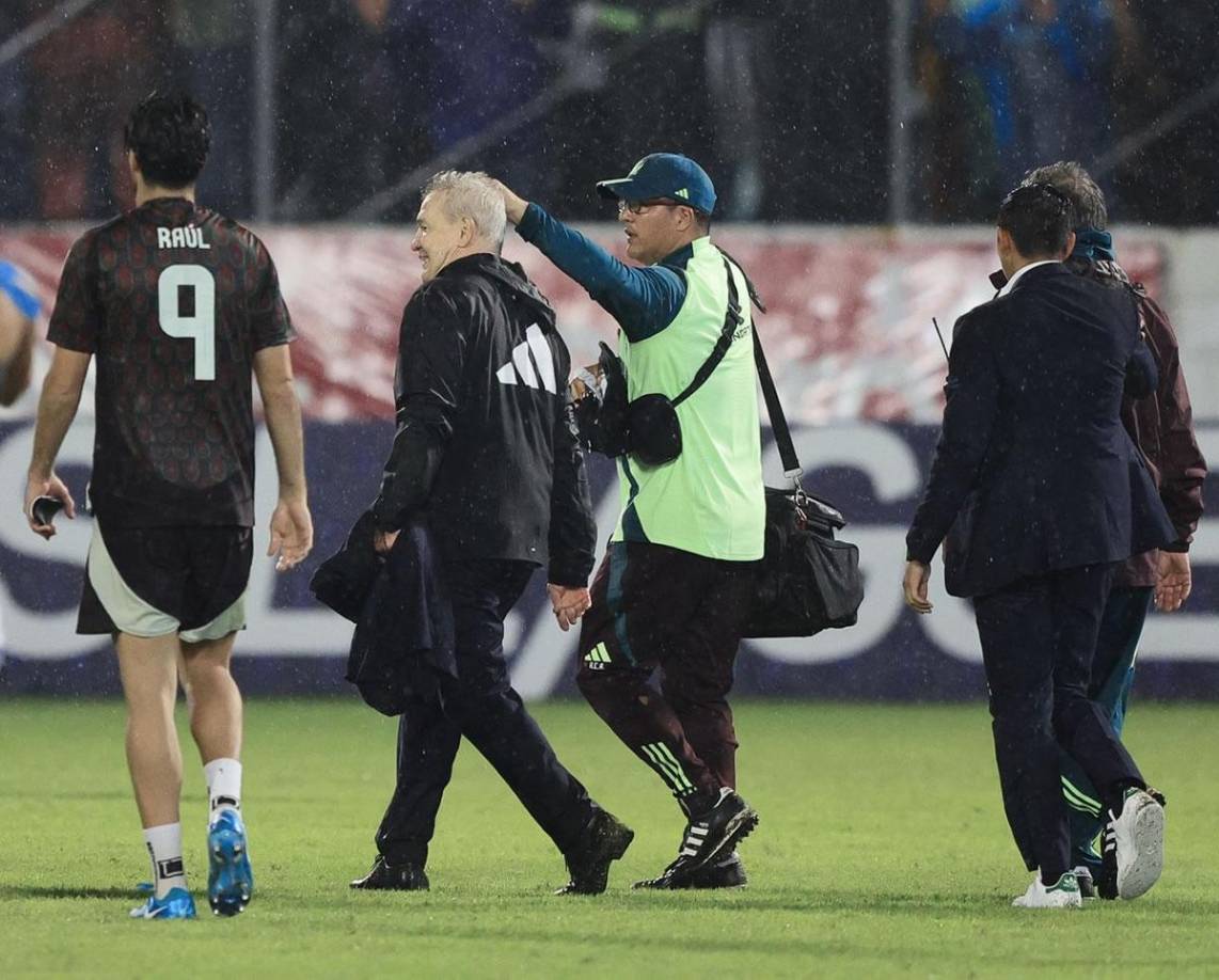 El médico de la selección mexicana atendió de inmediato al entrenador Javier ‘Vasco‘ Aguirre.