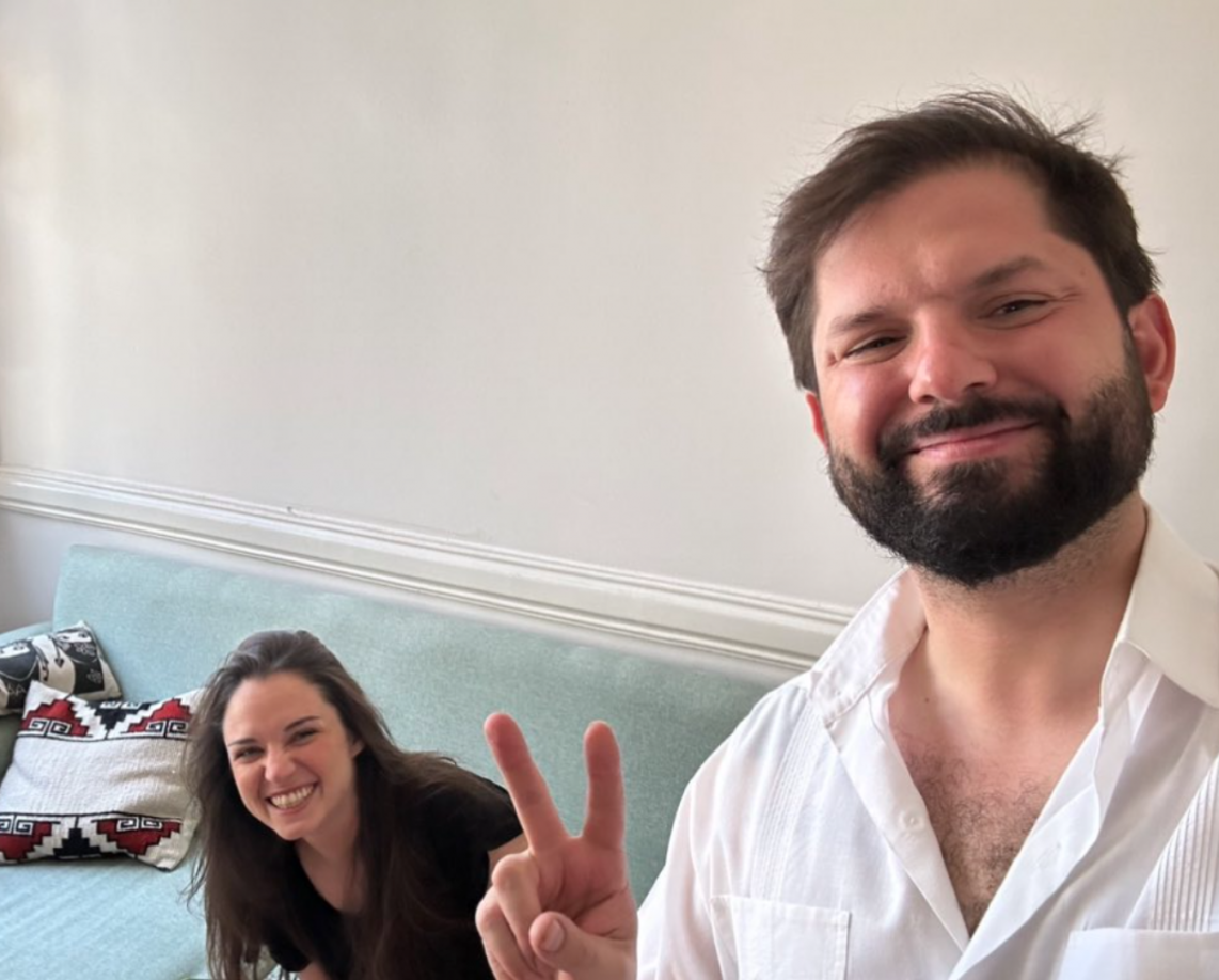 Boric contó que “en lo personal soy una persona con virtudes y defectos, como todos. Y a veces el futuro personal se me llenaba de tormentas en las que ella siempre fue un faro para no encallar. No tengo nada, absolutamente nada que reprocharle”. 