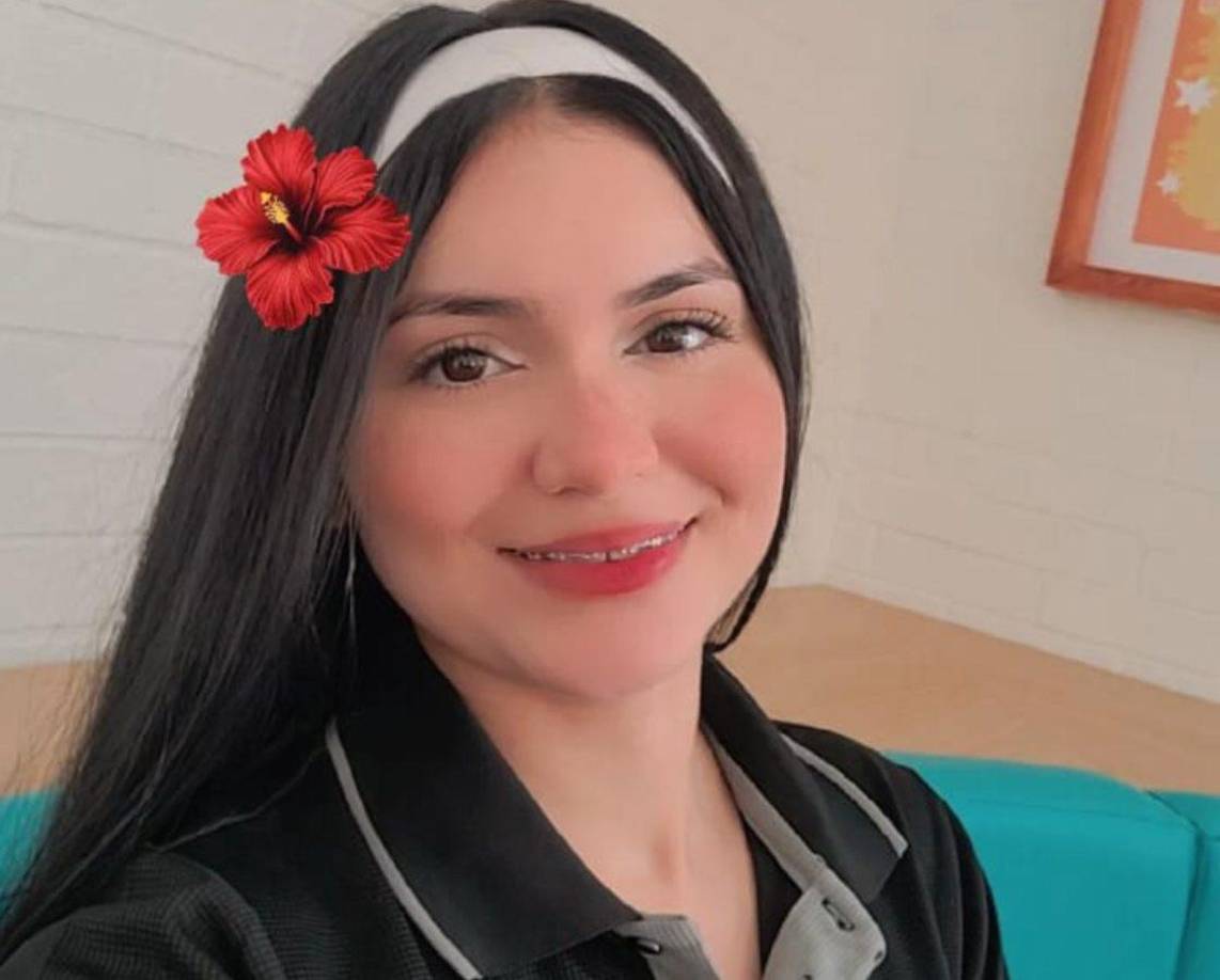 Además de vender en los estadios de fútbol, la chica labora en un restaurante de San Pedro Sula.