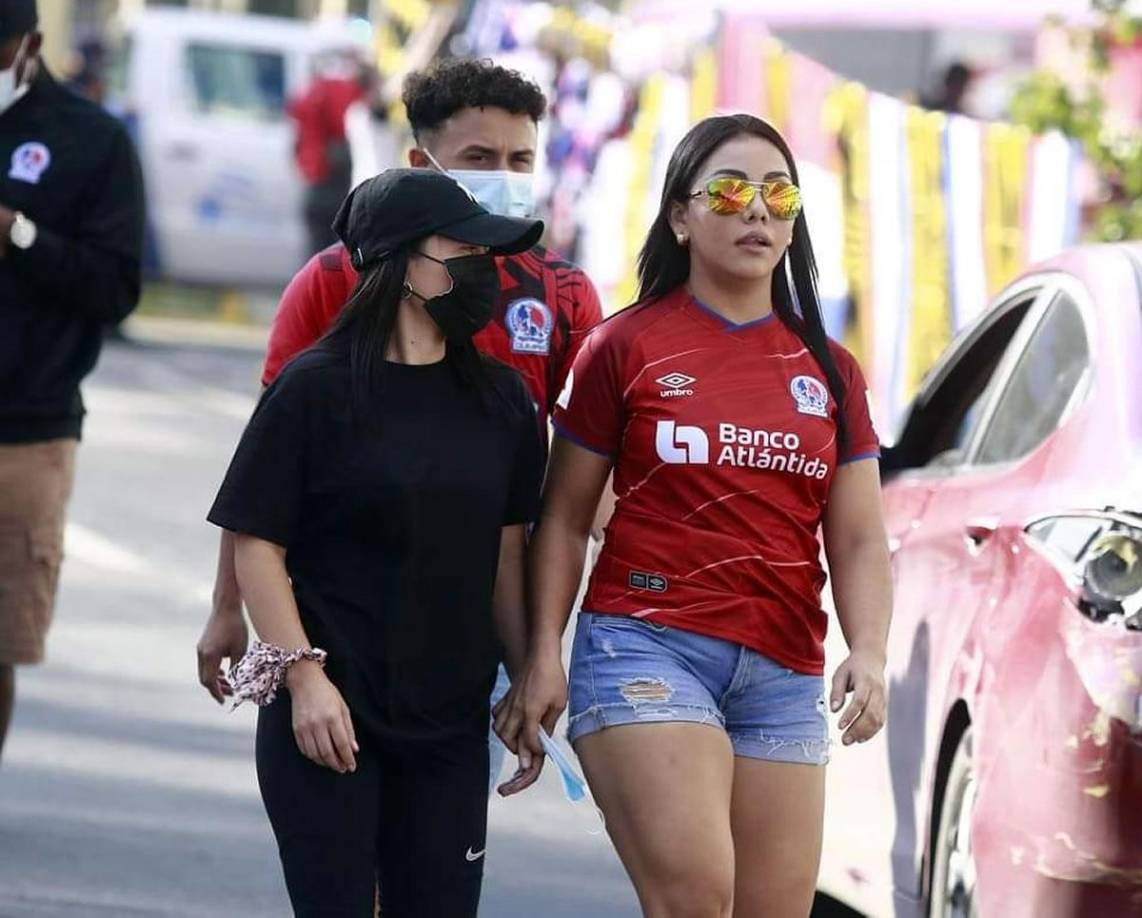 Muchas aficionadas llegaron desde temprano al estadio Morazán para ver la Gran Final.