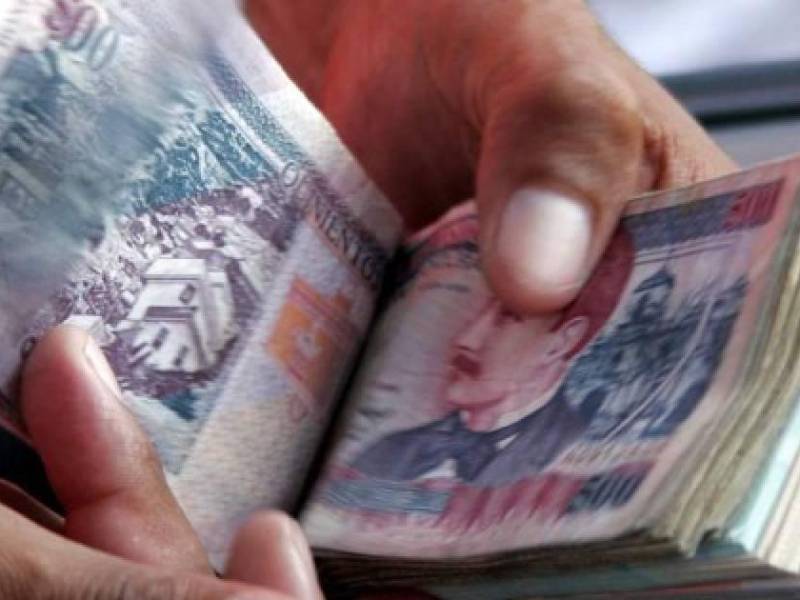 Manojo de billetes de 500 lempiras | Fotografía de archivo