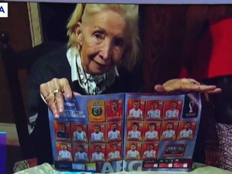 Doña Ana del Rosario muestra uno de los