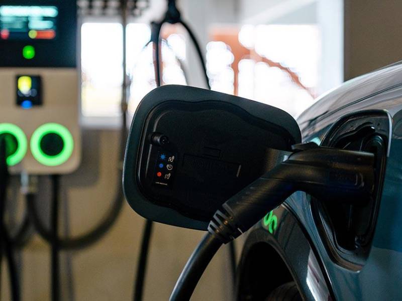 Las armadoras tienen gran interés financiero en promover los VEs no importa quién esté en la Casa Blanca. (Nick Hagen para The New York Times)