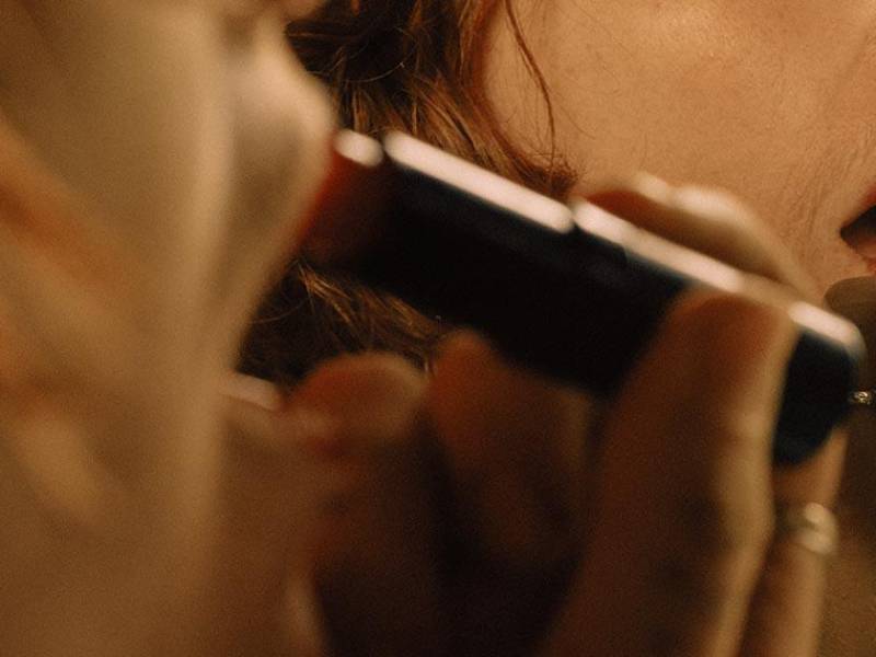 Estudios sugieren que más del 80 por ciento de las mujeres se siente cohibida por el vello facial. (Lisa Sorgini para The New York Times)