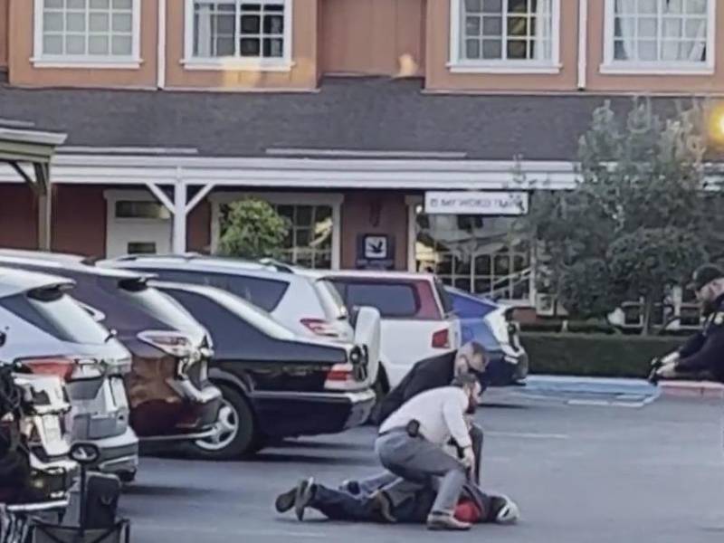 Al menos siete personas murieron y una resultó gravemente en dos tiroteos en Half Moon Bay, una ciudad de poco más de 11.000 habitantes situada 19 kilómetros al sur de San Francisco (California, Estados Unidos). El sospechoso, un hombre de 67 años, fue detenido por las autoridades poco después de los ataques, según confirmó la sheriff del condado de San Mateo, Christina Corpus.