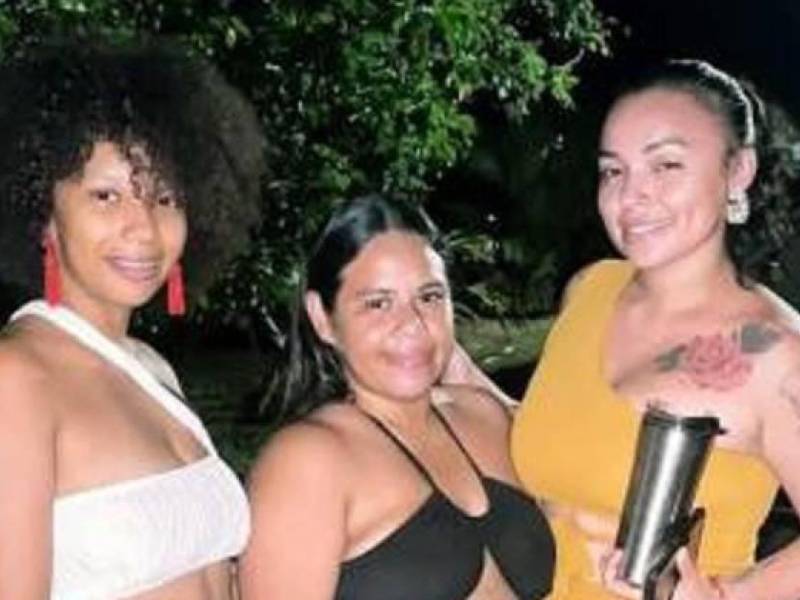 Fotografía en la que aparecen Dione Solórzano, Nikendra McCoy y María Antonia Cruz, víctimas de un triple crimen en Roatán.
