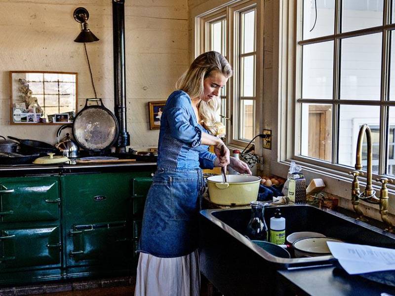 Hannah Neeleman, de Ballerina Farm, publica videos de cocina casi todos los días para sus millones de fans. (Kim Raff para The New York Times)