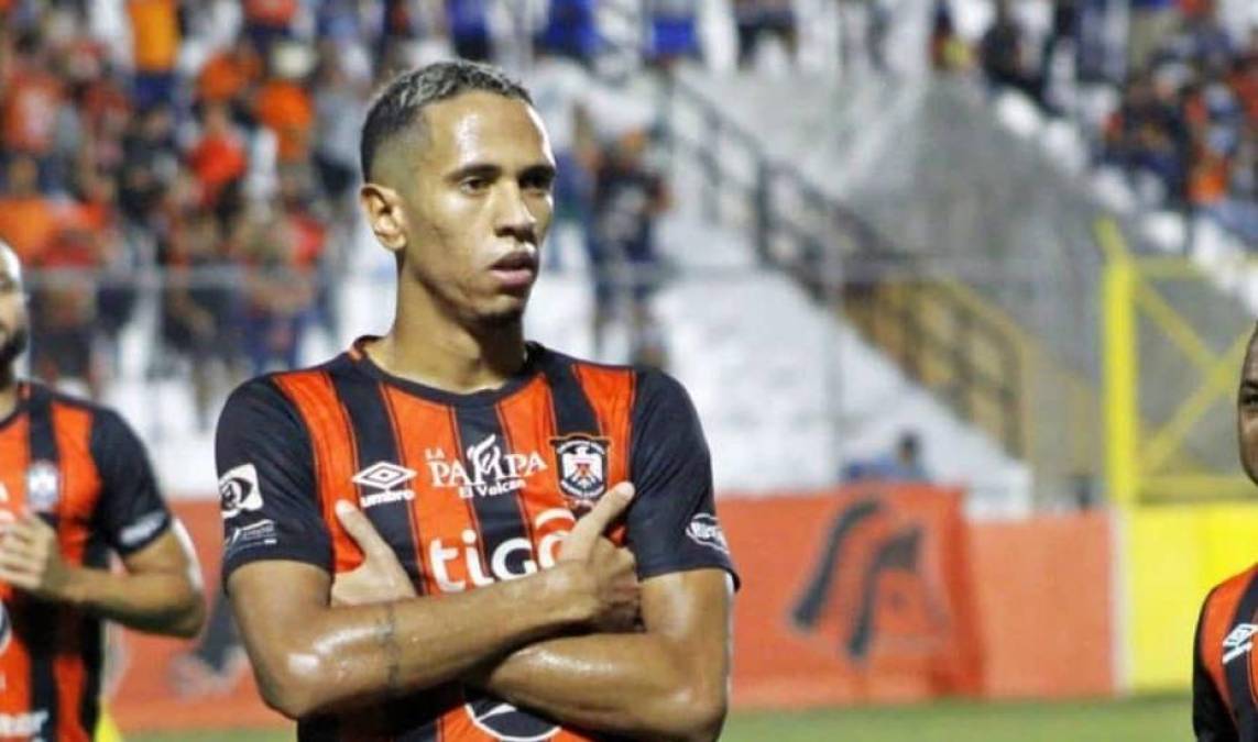 Yan Dos Santos Maciel es de nacionalidad brasileña y se desempeña como mediocampista ofensivo. Actualmente forma parte del CD Águila de El Salvador. 