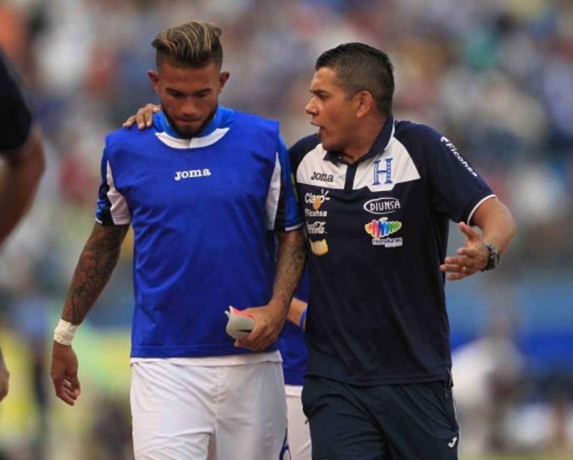 Amado Guevara nuevamente estuvo en el banquillo de la H debido a la suspensión de Jorge Luis Pinto de cuatro partidos y que hoy ha terminado de cumplir. Dando instrucciones a Carlos Discua.