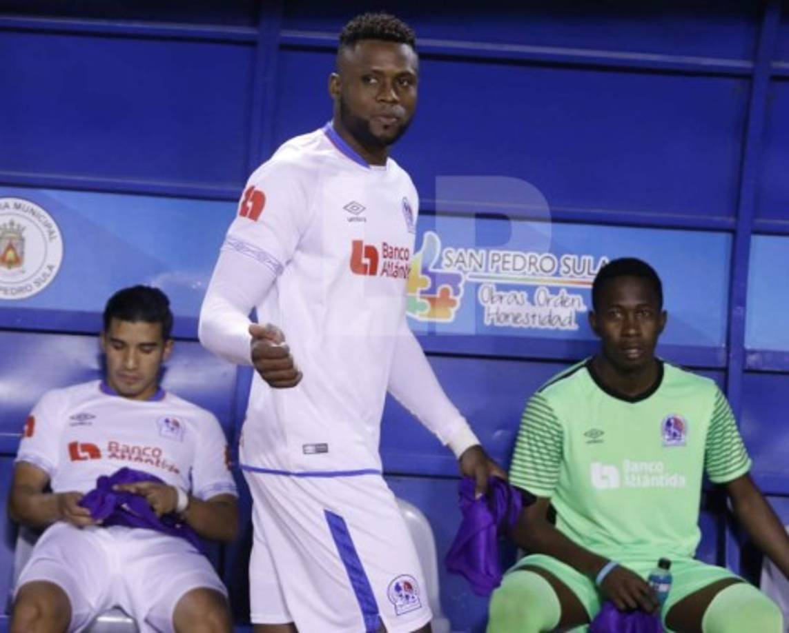 El delantero colombiano Yustin Arboleda comenzó el partido desde el banquillo de suplentes y así fue captado en la banca.