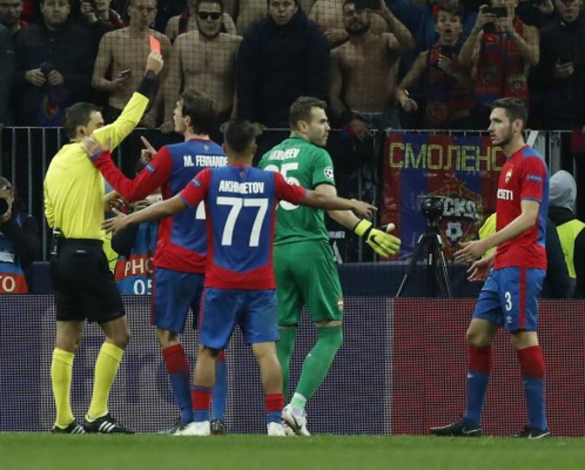 Igor Akinfeev no se podía creer que Ovidiu Hategan le hubiera expulsado por sus protestas y demoró su salida del campo un buen rato.