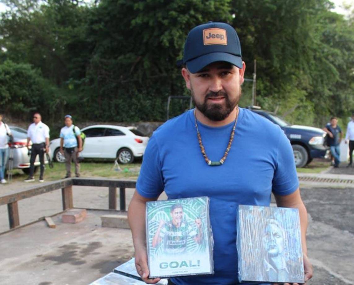 Higinio Alberto Pérez Aguirre, considerado el “pintor de futbolistas”, de nacionalidad hondureña, llegó al estadio Mariano Matamoros para entregar estas lindas pinturas de Reinaldo Rueda y Luis Palma. Señaló que es una “cábala” y espera darle buena suerte a la Bicolor. 