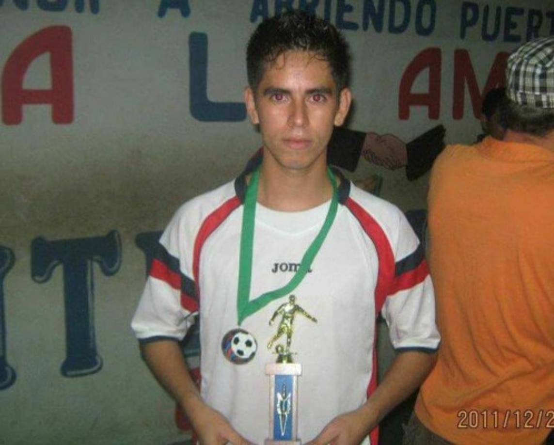 Gracias a su destreza física ganó varias medallas y trofeos practicando el deporte de sus amores, el fútbol.