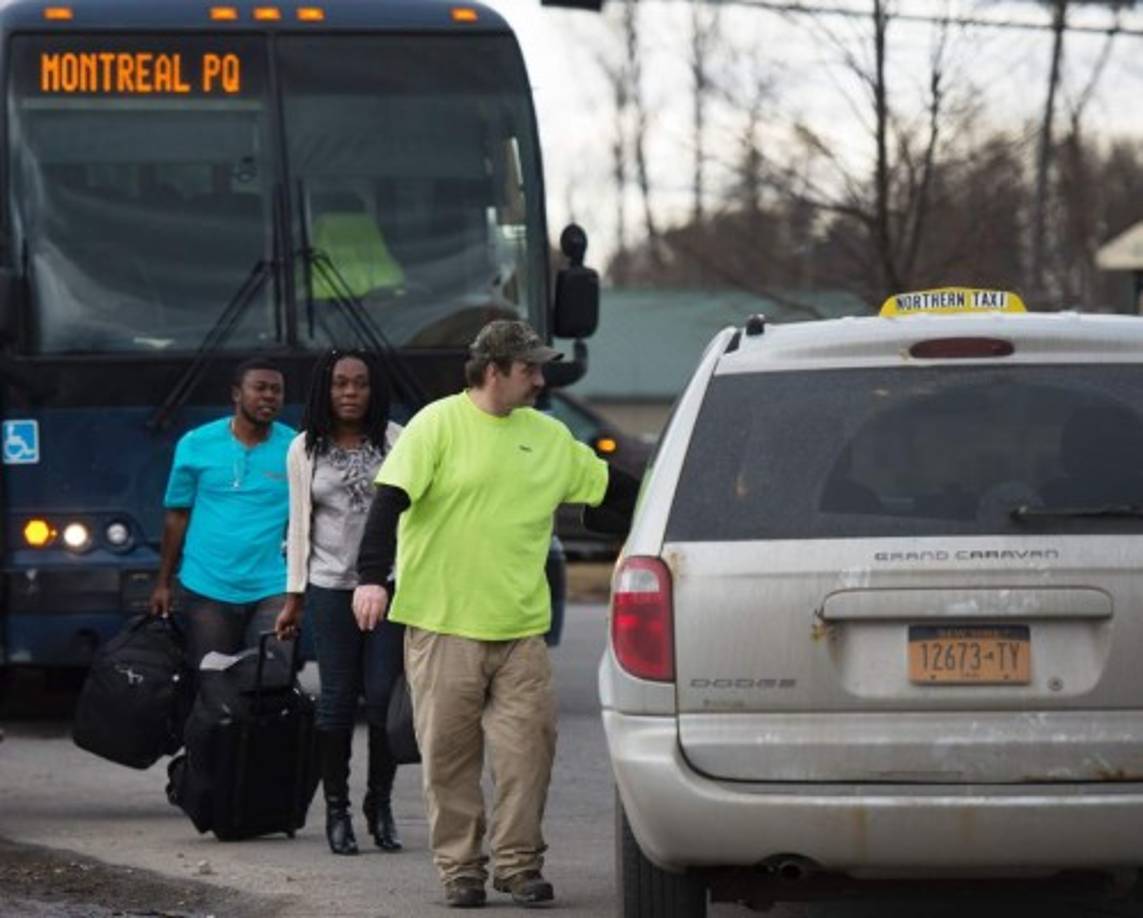 Los inmigrantes abordan buses o taxis para acercarse a la frontera canadiense y luego caminan varios kilómetros desafiando las bajas temperaturas para cruzar ilegalmente. El lunes, la ciudad de Montreal, Quebec, votó a favor de declararse 'ciudad santuario', convirtiéndose en la cuarta ciudad de Canadá que protege a los inmigrantes indocumentados y les brinda servicios.