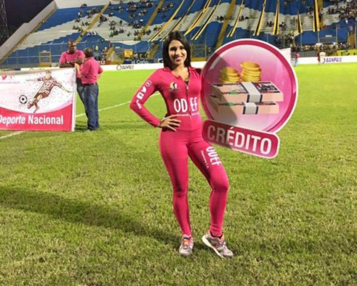 La muchacha Ortiz siempre engalana los estadios en cada jornada del balompié catracho.