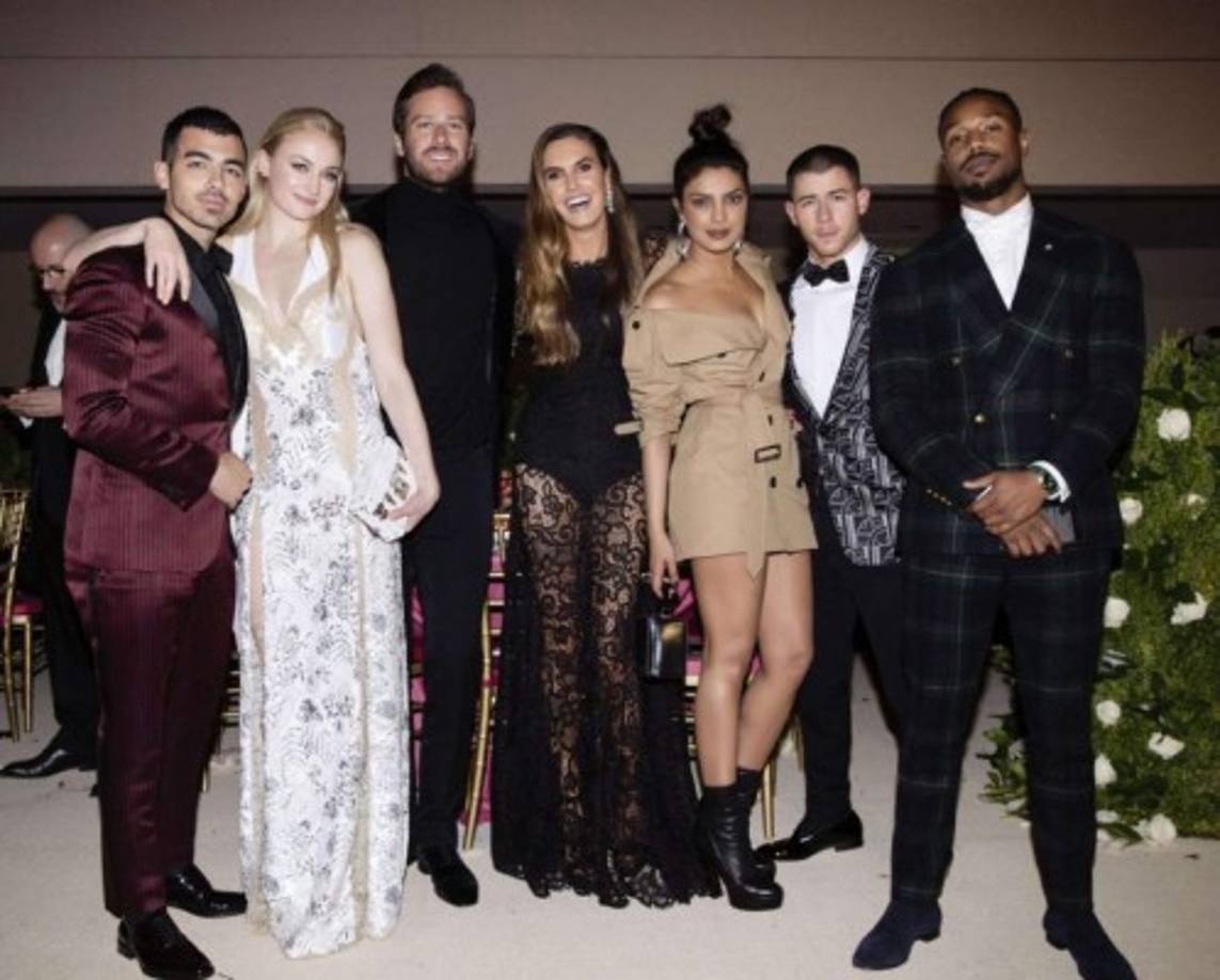 ¿Quiénes son invitados?<br/><br/>Desde 1995, año en que la editora tomó el control de la organización, ya poco queda de esa modesta gala benéfica a la que asistían principalmente miembros de la alta sociedad neoyorquina y del mundo de la moda.<br/><br/>Wintour se ha encargado de transformarla. Es ella quien, en todopoderosa, verifica en su totalidad la lista de invitados.<br/><br/>Este año, Lady Gaga, Harry Sayles y Serena Williams serán coanfitriones. El comité adicional, de unas 183 personas, lo conforman nombres como Katy Perry, Chadwick Boseman, Priyanka Chopra, Nick Jonas, Jennifer Lopez, Alex Rodriguez, Blake Lively y Ryan Reynolds.<br/><br/>'Si bien el comité no refleja la lista de invitados, es cierto que en los últimos tiempos ha habido una presencia más fuerte de nombres de Hollywood en ella', expresó Wintour.