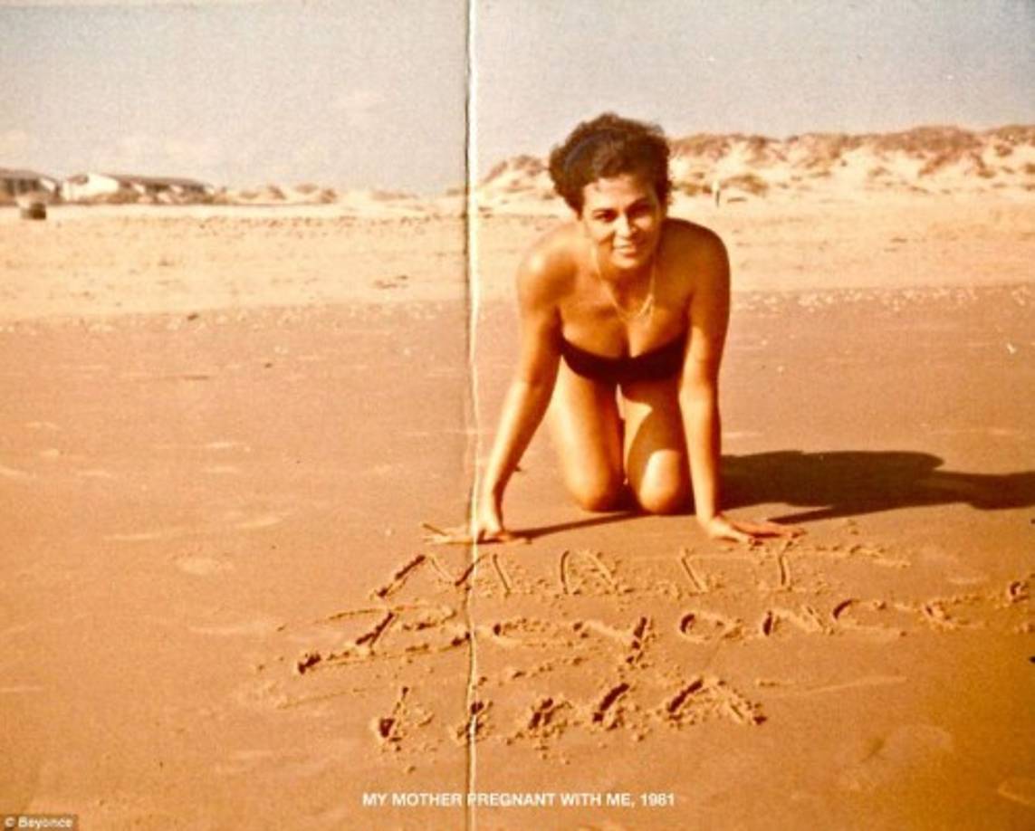 Además de sus fotos, Beyonce también compartió una imagen de su madre Tina posando en una playa mientras estaba embarazada de ella en 1981.