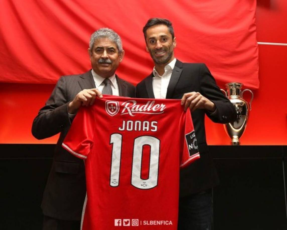 El exjugador del Valencia Jonas Gonçalves ha renovado su compromiso con el Benfica hasta 2019. El delantero brasileño, de 32 años, se ha convertido en estos últimos años en un referente para su equipo.