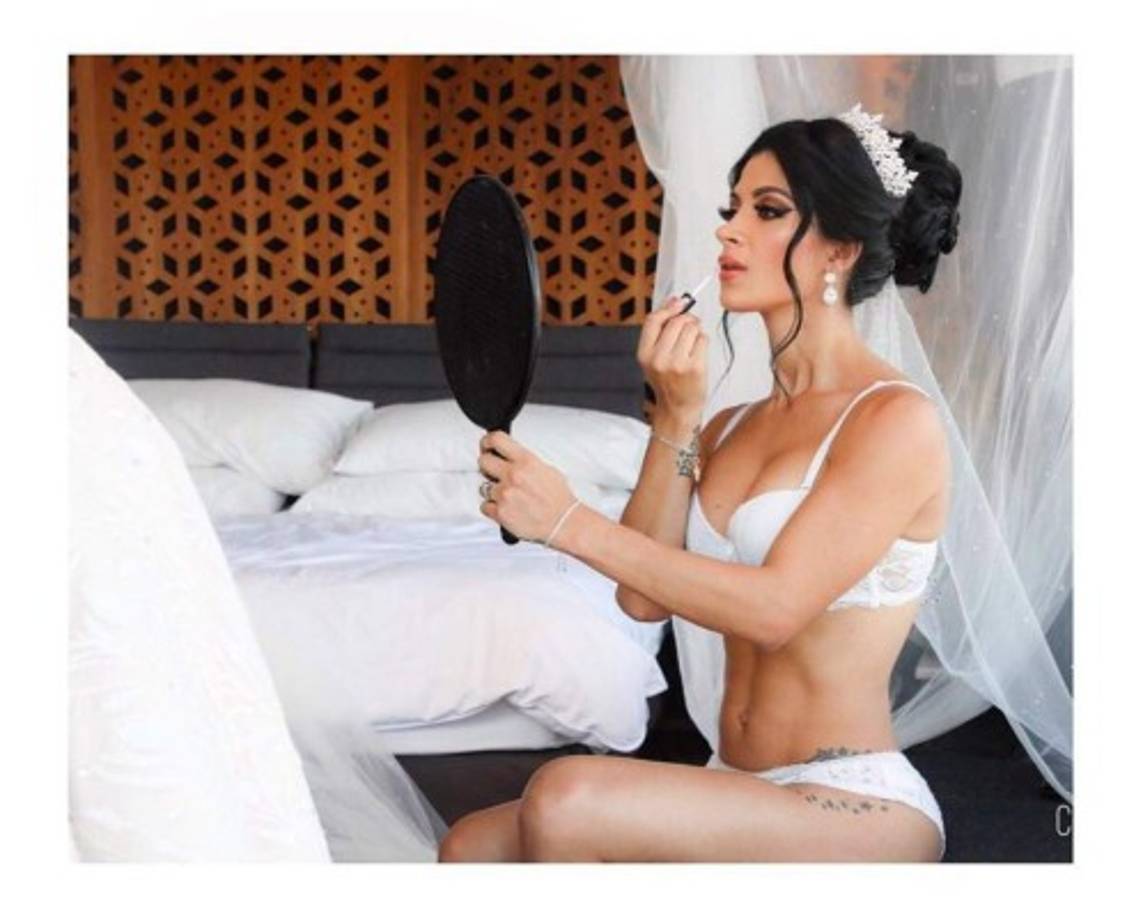 Este 13 de agosto la pareja quiso compartir unas cuántas instantáneas de los momentos previos a su gran día.<br/><br/>En una de las fotografías compartidas en el Instagram de Kimberly Flores, la modelo guatemalteca aparece en lencería blanca retocándose el maquillaje.<br/>