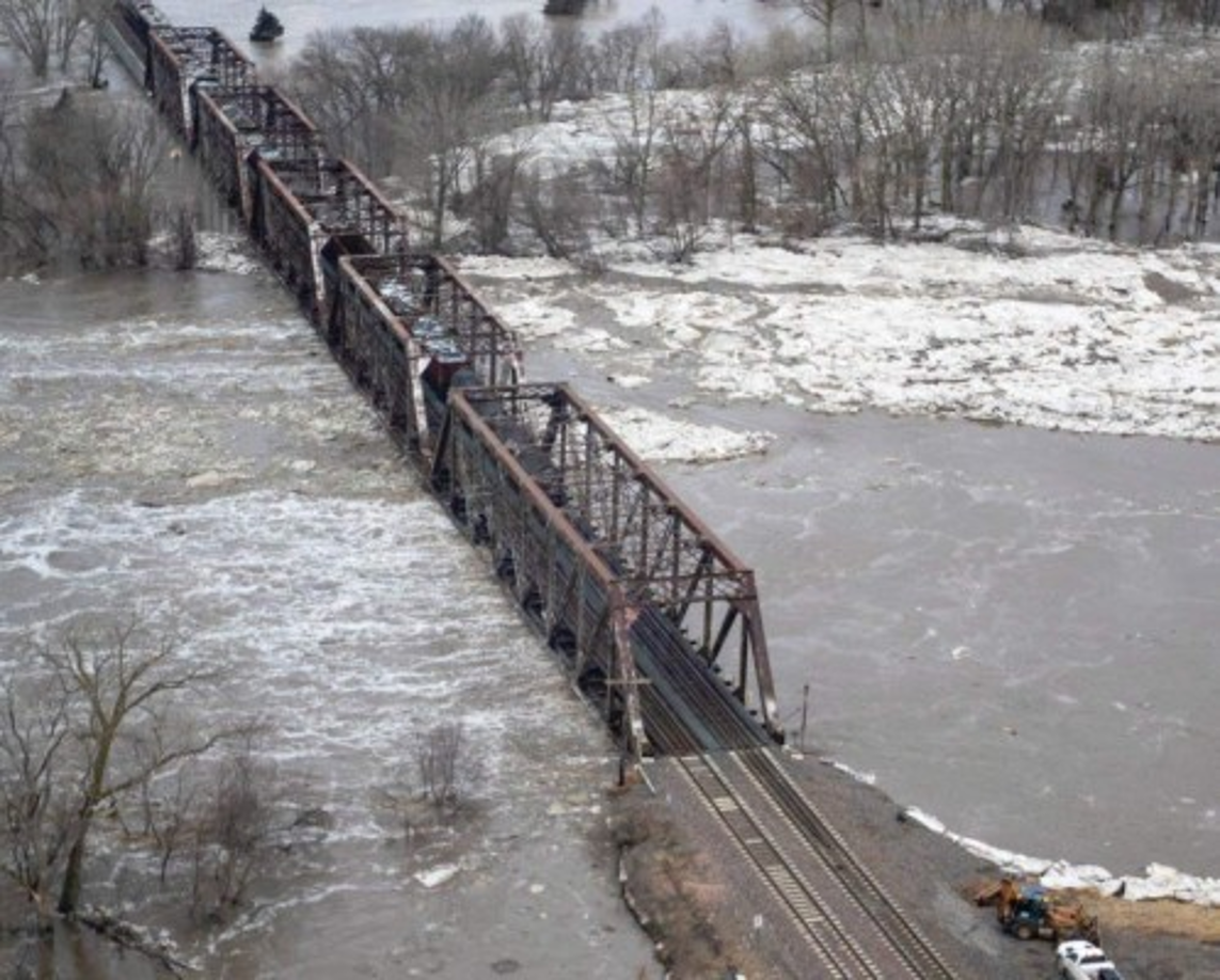 'Alertas y advertencias de inundaciones siguen vigentes, principalmente a través del este de Nebraska y en parte de Iowa'.