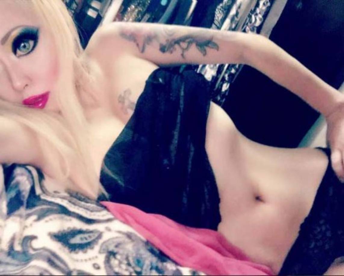 De acuerdo al tabloide The Sun, la modelo comenzó sus transformaciones cuando se sometió a un relleno de labios y a inyecciones de botox a muy temprana edad, sin embargo, la radicada en Los Ángeles se obsesionó con la idea de ser una rubia perfecta.<br/>