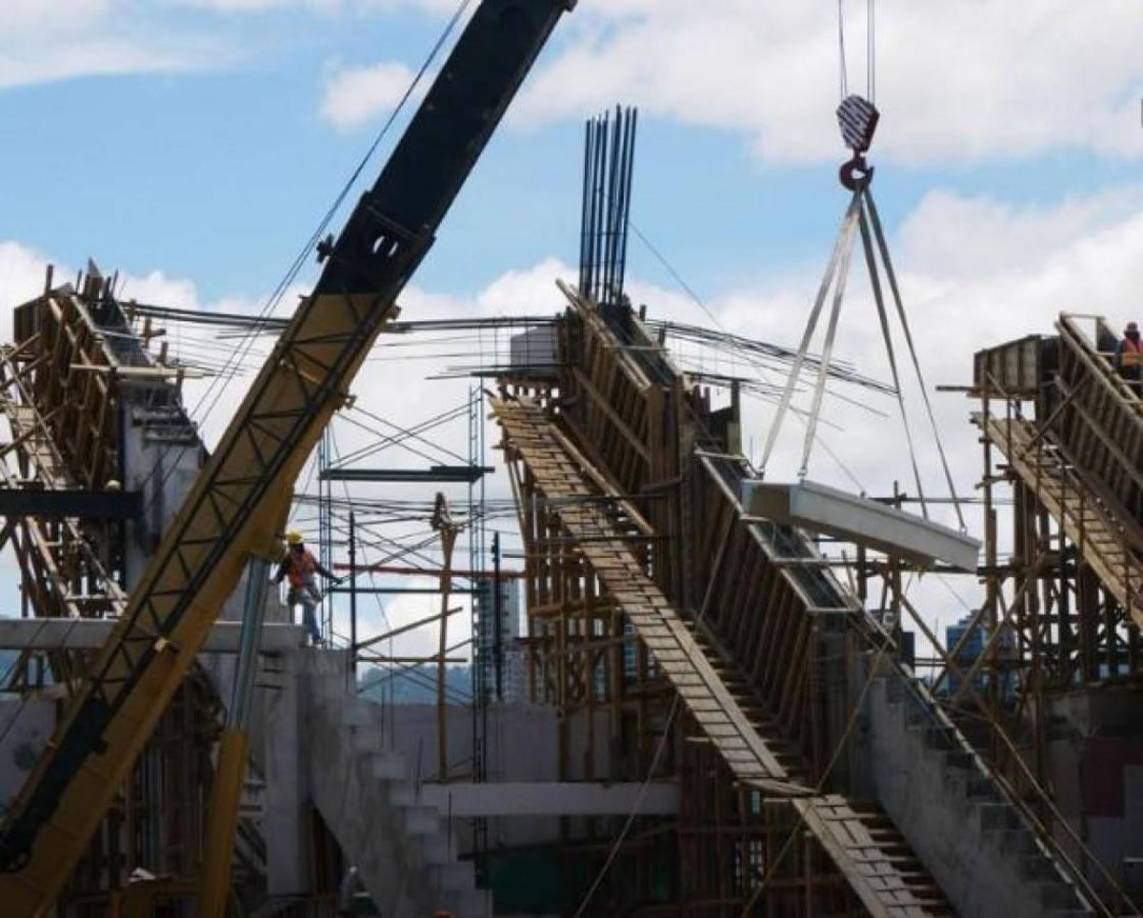 Así es como colocan una a una las nuevas graderías de estadio Nacional Chelato Uclés.