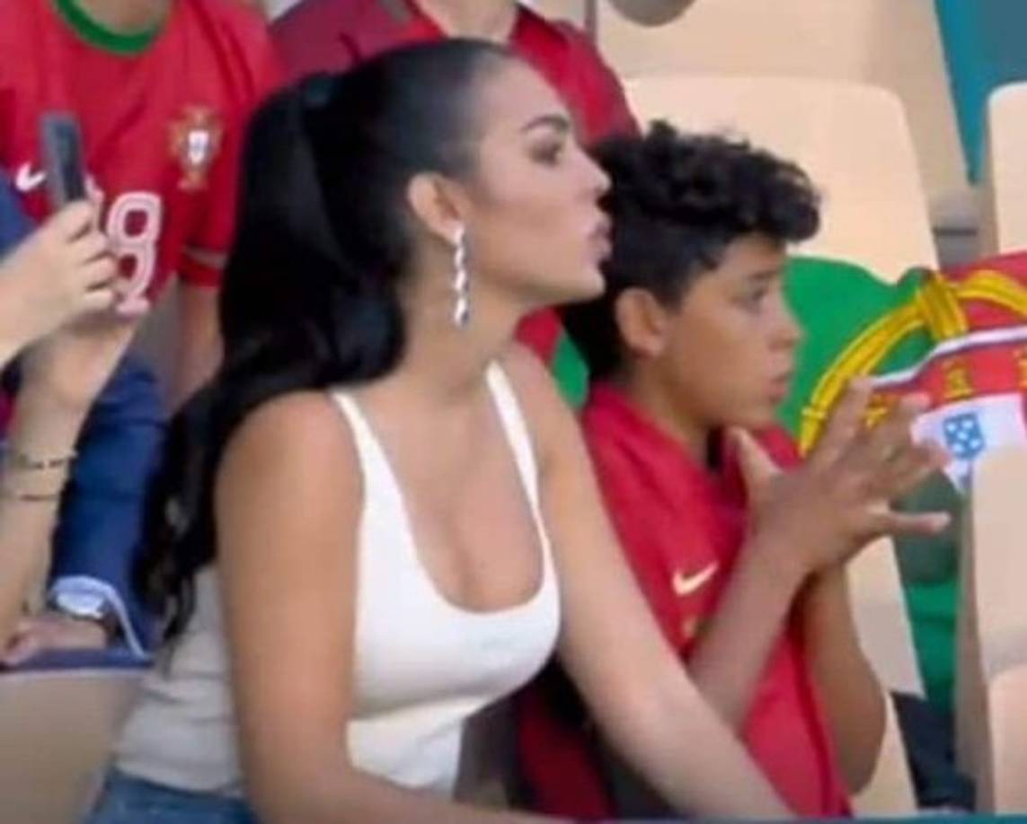 La mujer de CR7 fue captada de esta manera en las graderías. Esta fue su reacción tras un tiro libre que casi termina en gol del portugués.