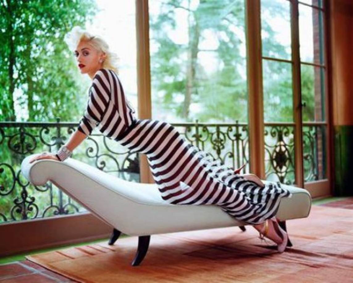 Posteriormente, su cabello, donde fueron apareciendo mechones de color rosa y trenzas, cambió a un color decididamente platinado o rubio y su estilo de vestir mutó a looks más monocromáticos y clásicos, con una mixtura entre inspiración retro y postmoderna.