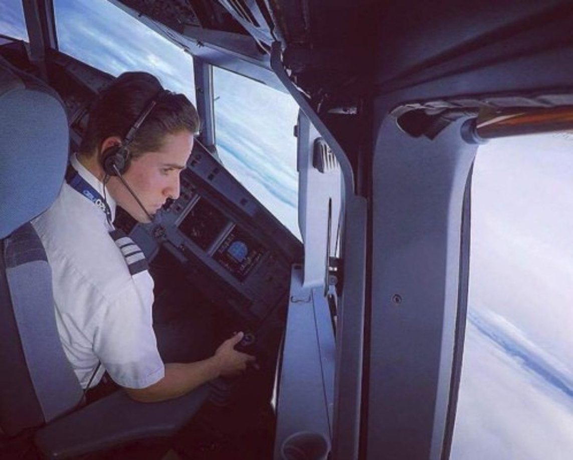 Agregó que a los pocos minutos del impacto, la nave se incendió pero la tripulación logró desalojar rápidamente a los pasajeros, entre los que había 11 menores de edad, incluidos dos niños.