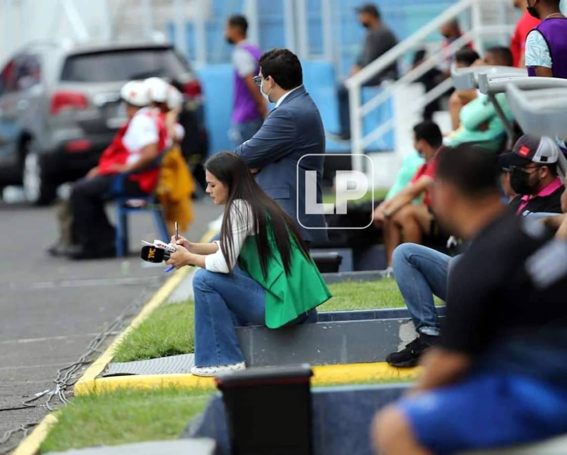 La presentadora de Televicentro, Isabel Zambrano, tomando apuntes del partido Olimpia-Honduras Progreso.
