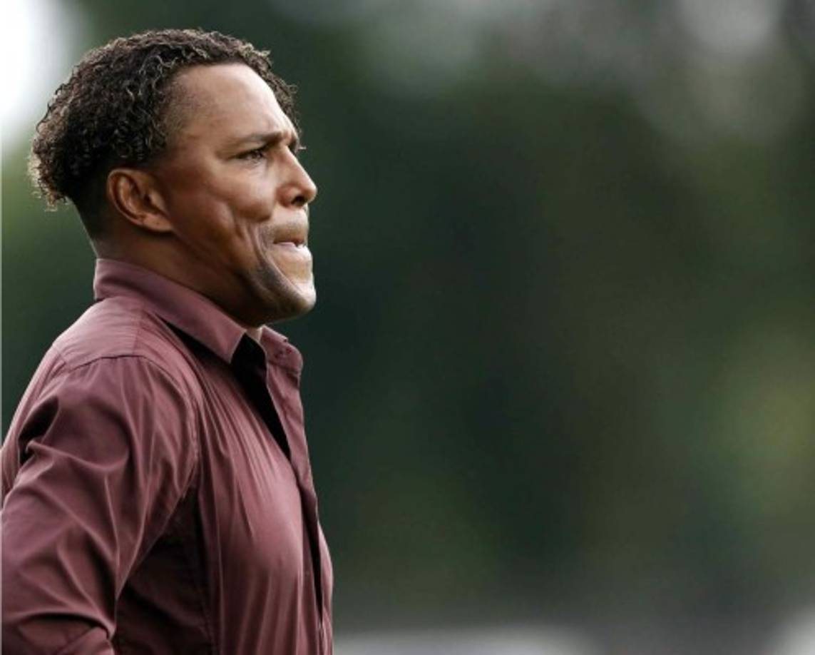 El exgoleador de la Selección de Honduras estuvo atento en todo momento al partido de los suyos.