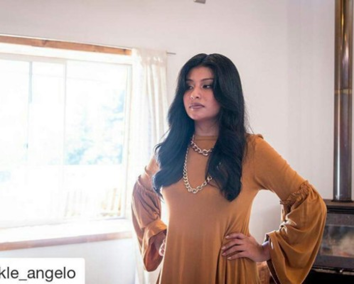 La peruana también cambió su forma de vestir y ahora luce muy chic.