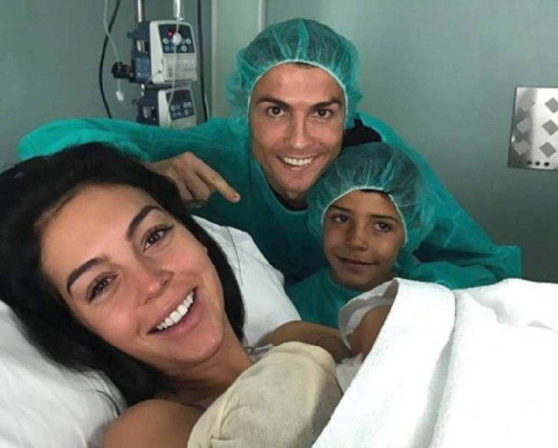 Tras el nacimiento de su pequeña hija, el delantero del Real Madrid comparti esta foto en la clínica.<br/><br/>'¡Alana Martina acaba de nacer! Tanto Geo como Alana están muy bien. Estamos todos muy felices”, escribió en portugués.